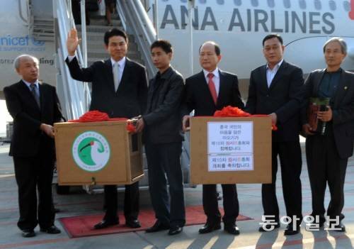 2008년 중국에서 기증받은 따오기 한 쌍이 전세기를 타고 김해국제공항에 도착한 뒤 찍은 기념사진. 동아일보 DB
