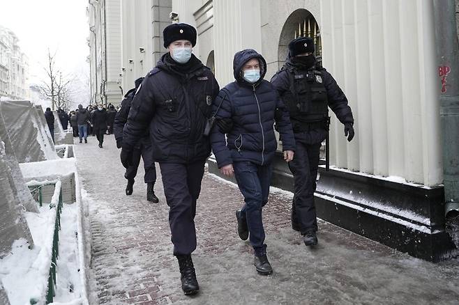 지난 14일 러시아 모스크바 대법원 앞에서 경찰이 인권단체 ‘메모리알’ 해산 재판에 항의하는 시민을 끌고 가고 있다. 모스크바/AP 연합뉴스
