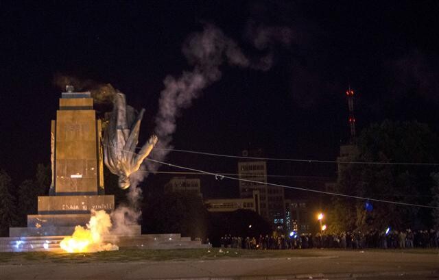 지난 2014년 9월28일 우크라이나 동부 하리코프 중앙광장에서 친정부 민족주의 시위대가 러시아 혁명을 이끈 블라디미르 일리치 레닌의 동상을 끌어내리고 있다. 하리코프/AP 연합뉴스