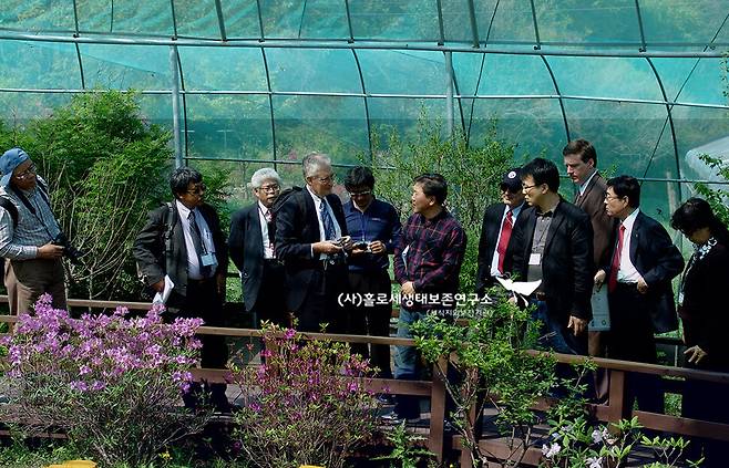 심포지엄에 참석한 세계 각국 곤충학회장들이 연구소를 방문했다.
