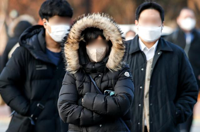 전국 대부분의 지역에서 아침 기온이 영하권을 보인 23일 오전 서울 송파구 잠실역 인근에서 두꺼운 옷차림을 한 시민들이 이동하고 있다. 뉴시스