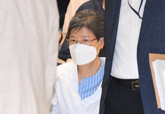 국정농단 사건 등으로 유죄 확정을 받아 수감 중인 박근혜 전 대통령이 특별사면으로 풀려난다. 2017년 3월 31일 구속된 이후 4년 9개월 만이다.    사진은 지난 7월 20일 서울구치소에 수감 중인 박근혜 전 대통령이 지병 치료차 입원하기 위해 서울 서초구 서울성모병원으로 들어서고 있는 모습.연합뉴스
