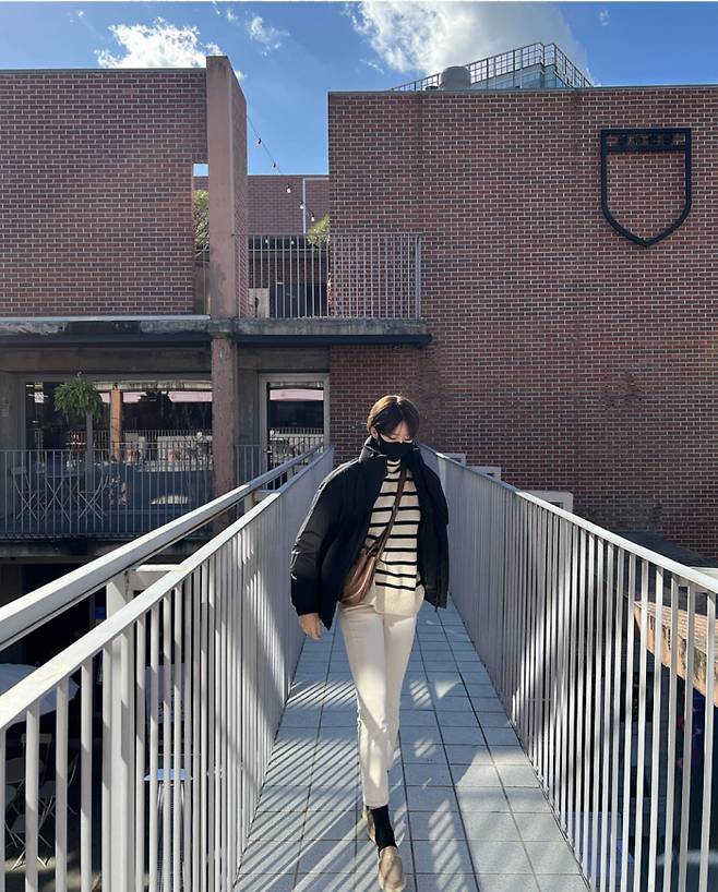 쇼트패딩에 과감하게 화이트팬츠를 매치해보자. 코듀로이 같은 따뜻한 소재를 고르면 된다. 아이더 제공