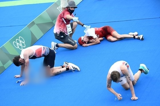 2020 도쿄올림픽에서 철인3종 경기를 마친 뒤 힘들어 하고 있는 각국 선수들. AP뉴시스