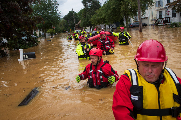 허리케인 ‘헨리’가 동반한 폭우로 지난 8월 22일(현지시간) 물에 잠긴 미국 뉴저지주의 한 마을에서 소방대원들이 수색 작업을 하고 있다. AFP연합뉴스
