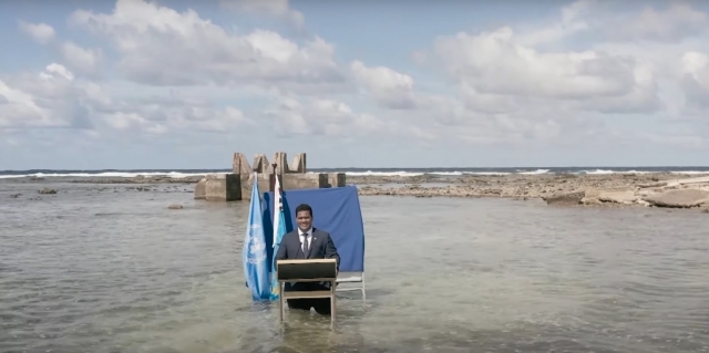 투발루 외무장관 사이먼 코페가 바다에 들어가 연설을 하고 있다. 코페 장관이 들어간 바다는 원래 육지였다. 로이터 유튜브 영상 캡처