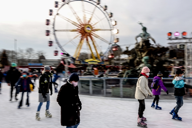 23일(현지시간) 독일 베를린 알렉산더광장에 차려진 크리스마스마켓. 시민들이 스케이트를 즐기고 있다./로이터통신 연합뉴스