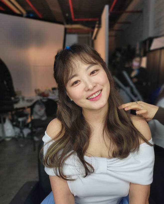 Sim Jin-hwa posted a picture on his 24th day with his article I love and thank our staff who took a lot of pictures today to cover their forearms.In the open photo, Sim Jin-hwa is staring at the camera in an off-shoulder style dress.Sim Jin-hwas lovely visuals, which recently reported that he lost 7kg, attracted the attention of viewers.Meanwhile, Sim Jin-hwa marriages comedian Wonhyo Kim.Photo: Sim Jin-hwa Instagram