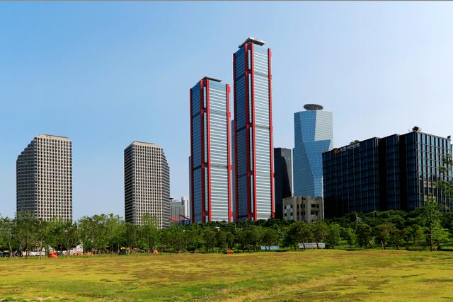 지난해 완공된 서울 여의도 '파크원' 빌딩 테두리에 붉은 띠가 둘러져 있다. 게티이미지뱅크