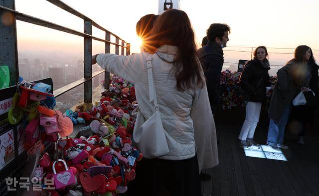 21일 서울 중구 남산공원 N서울타워를 찾은 이들이 소중한 추억을 남기고 있다. 서재훈 기자