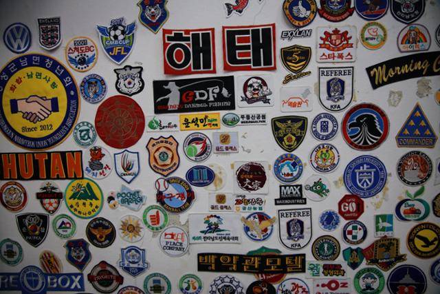 김동복 광주 삼양마크사 대표가 '오바로크'로 만든 패치들. 프로야구 옛 해태타이거즈의 유니폼에 박음질한 두 글자 '해태'에서부터 경찰 마크까지 다양한 작품들이 가게 벽에 내걸려 있다.