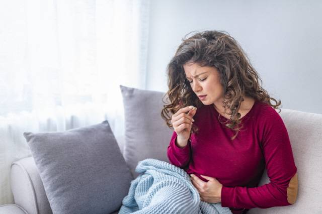 진통제를 복용해도 생리통이 개선되지 않으면 다른 성분의 약을 추가 복용해도 된다. /게티이미지뱅크