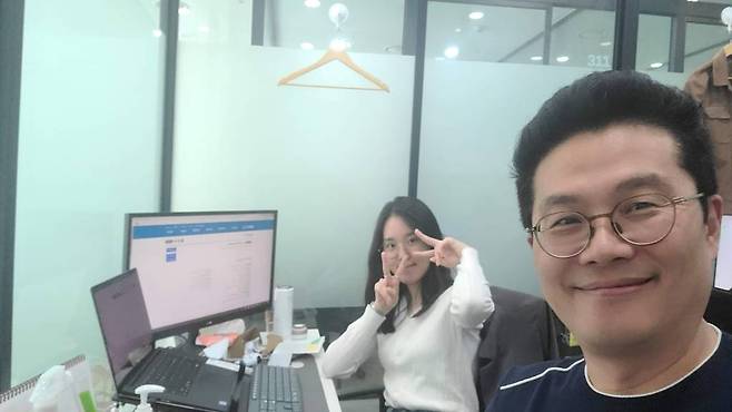 2022년을 기대해달라고 전해 온 최인묵 대표(우)와 고앙다 스탭(좌), 출처: 인포플라