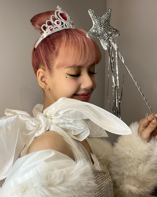 Girl group BLACKPINK Lisa reported on the latest.Lisa posted a picture on her instagram on the 25th with a short greeting MERRY CHRISTMAS.In the public photos, there is a picture of Lisa wearing elegant clothes reminiscent of the queen.Lisa, who debuted to BLACKPINK in 2016, released her first solo album LALISA in October and performed solo activities.