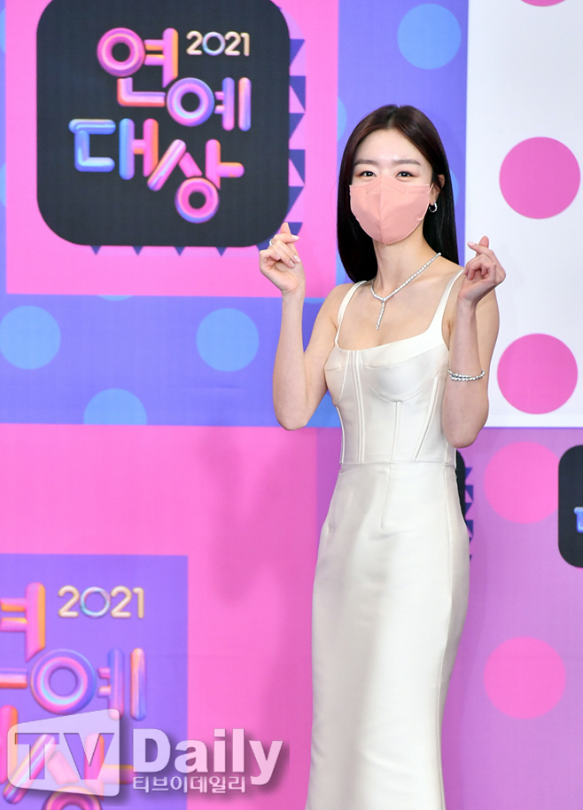 Han Sun-hwa poses at the red carpet event of 2021 KBS entertainment target which was held online non-face-to-face on the evening of the 25th.