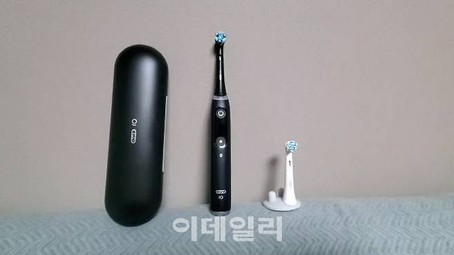 오랄비의 프리미엄 전동 칫솔 ‘iO9’.
