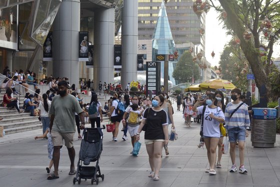 11월 28일, 마스크를 착용한 사람들이 싱가포르 오차드 로드 쇼핑 거리를 걷고 있다. [AP=연합뉴스]
