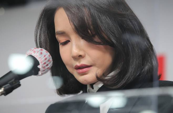 윤석열 국민의힘 대선후보의 부인 김건희 코바나컨텐츠 대표가 26일 오후 서울 여의도 당사에서 자신의 허위 이력 의혹과 관련해 입장문을 발표하고 있다. [연합]