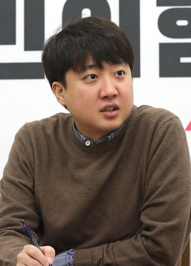 연합뉴스와 인터뷰하는 이준석 대표 (서울=연합뉴스) 하사헌 기자 = 국민의힘 이준석 대표가 24일 서울 여의도 국회에서 연합뉴스와 인터뷰하고 있다. 2021.12.26
 toadboy@yna.co.kr