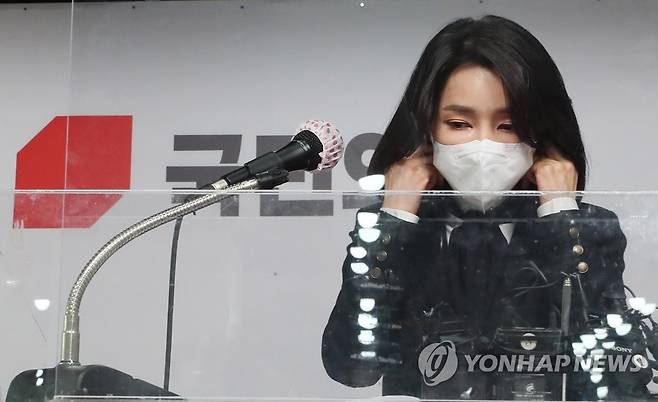 마스크 벗는 김건희 (서울=연합뉴스) 이정훈 기자 = 국민의힘 윤석열 대선 후보 부인 김건희 코바나컨텐츠 대표가 26일 오후 서울 여의도 당사에서 자신의 허위 이력 의혹과 관련해 대국민 사과를 하기 전 마스크를 벗고 있다. 2021.12.26 uwg806@yna.co.kr