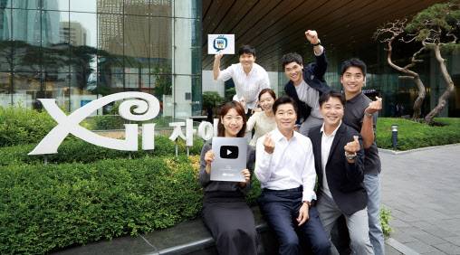 GS건설 유튜브 채널 ‘자이TV’ 관계자들이 실버버튼을 받고 기념 촬영을 하고 있다.(사진=GS건설)