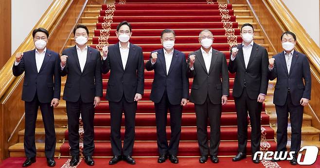 문재인 대통령이 27일 청와대에서 열린 '청년희망 온(ON) 참여기업 대표 초청 오찬 간담회'를 마친뒤 참석자들과 기념촬영을 하고 있다. 왼쪽부터 최정우 포스코 회장, 최태원 SK주식회사 회장, 이재용 삼성전자 부회장, 문 대통령, 정의선 현대자동차그룹 회장, 구광모 LG회장, 구현모 KT대표이사.2021.12.27/뉴스1 © News1 이광호 기자