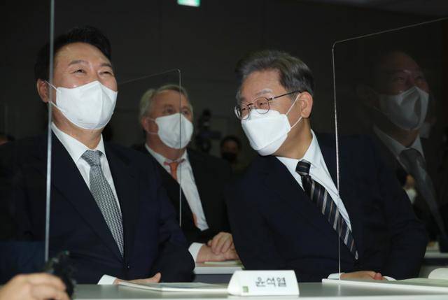 이재명 더불어민주당 대선후보와 윤석열 국민의힘 대선후보가 9일 서울 마포구 연세대학교 김대중도서관에서 열린 '김대중 대통령 노벨평화상 수상 21주년 기념식 및 학술회의'에 참석해 대화하고 있다. 뉴시스