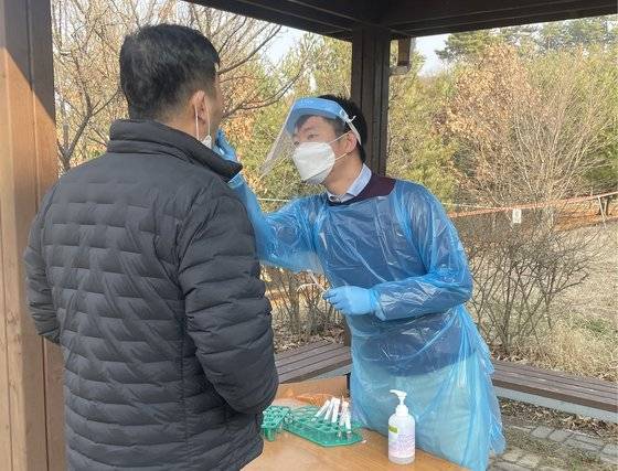 육군특수전사령부 최우재 병장이 제8 중앙 생활치료센터에서 직원 PCR 검사를 시행하고 있다. 특전사