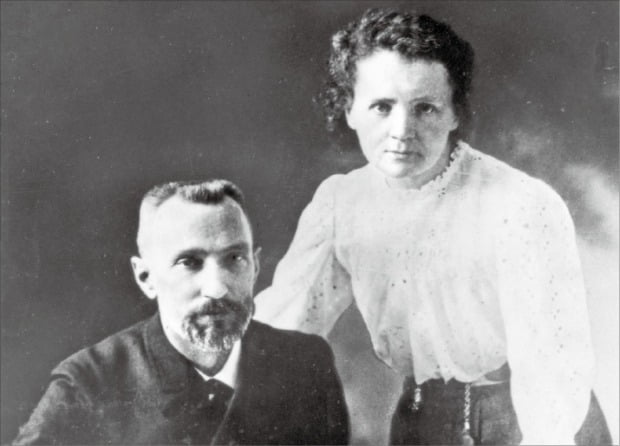 피에르 퀴리(왼쪽), 마리 퀴리(오른쪽) 부부는 1903년 노벨물리학상을 사상 처음으로 부부 동반으로 수상했다. 마리는 1911년 노벨화학상도 받아 첫 중복 수상자가 됐다. /한경DB