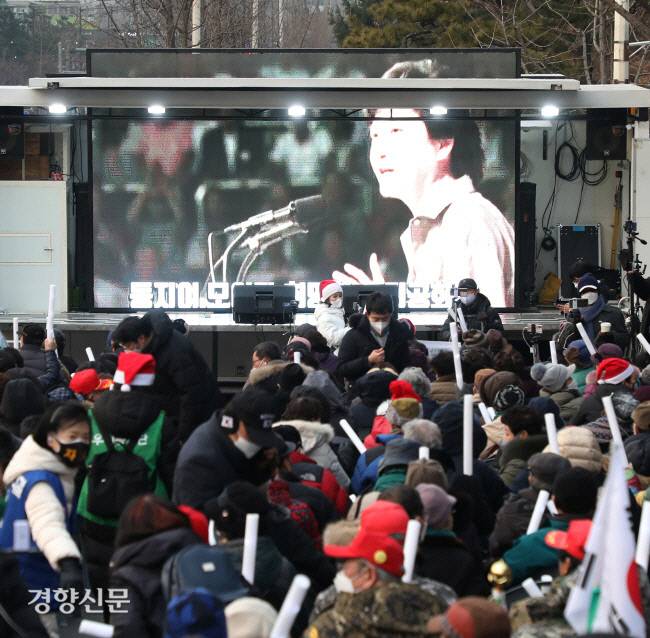 전직 대통령 박근혜씨에 대한 특별사면이 결정된 지난 24일 우리공화당 당원 등이 박씨가 입원 중인 서울 강남구 일원동 삼성서울병원 앞에서 사면 결정을 환영하는 집회를 열고 있다. 이석우 기자