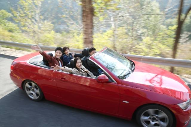 스포츠카를 타고 여행하는 청년들의 모습. 기사 본문과 관계 없는 이미지. 게티이미지뱅크.