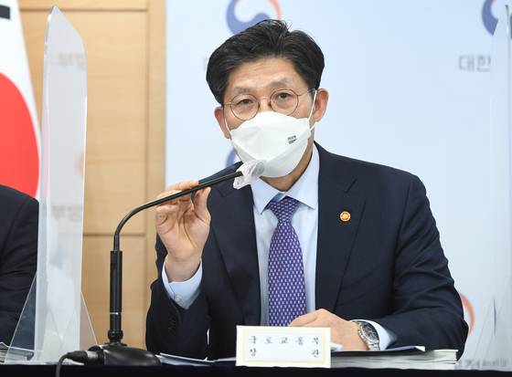 (서울=뉴스1) 송원영 기자 = 노형우 국토교통부 장관이 20일 오후 서울 종로구 정부서울청사에서  2022년 경제정책방향 관계부처 합동브리핑 뒤 취재진 질문에 답하고 있다.2021.12/20/뉴스1