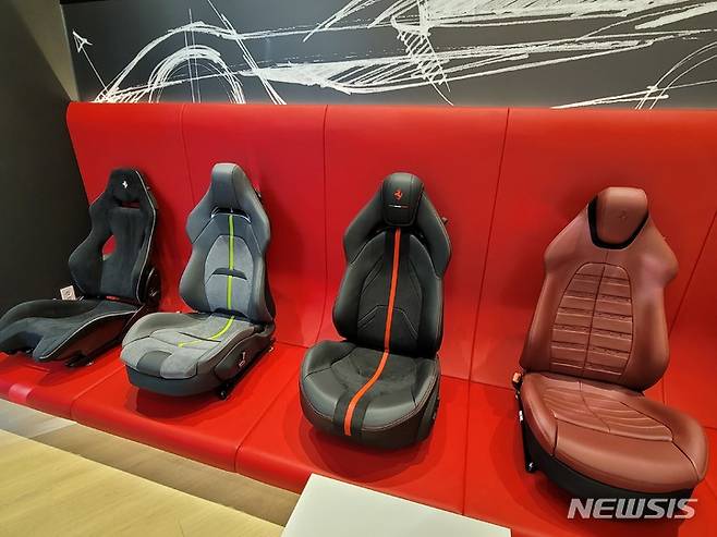 [서울=뉴시스]최희정 기자=고객들은 '페라리 아뜰리에(Ferrari Atelier)에서 전문가와 함께 ▲차량 외관 컬러 ▲실내 소재 ▲최신 기술 장비 등 상세 옵션을 직접 확인하고 선택할 수 있다. 사진은 페라리 아뜰리에 공간에 마련된 차량 옵션. dazzling@newsis.com