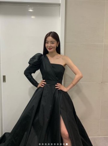 Singer and Actor Han Sun-hwa caught the eye with an elegant dress figure.Han Sun-hwa posted several photos on his 27th day with his article 2021 KBS Entertainment Grand Prize through his instagram.The photo shows Han Sun-hwa wearing a dress and taking a selfie in front of the fitting room or posing.Han Sun-hwa, who is dressed in a white long dress, reveals her beauty and elegant charm and induces admiration.In another photo, she wears a black one-off shoulder dress and captivates her eyes with a sophisticated figure.On the other hand, Han Sun-hwa played MC with Kim Sung-joo and Moon Se-yoon at the 2021 KBS Entertainment Grand Prize held on the 25th.
