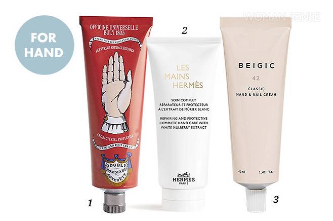 1 불리 1803 더블 포마드 콘크레뜨 핸드크림 시어버터가 수분과 영양을 공급하고 티트리, 유칼립투스 등이 피부를 진정시킨다. 거칠어진 발에 발라도 좋을 만큼 보습력이 뛰어나다. 75ml 6만5천원. 2 에르메스 뷰티 레 맹 에르메스 리페어링 앤드 프로텍티브 컴플리트 핸드 케어 시어버터를 포함한 천연 유래 성분 98%를 함유해 윤기를 더해주고 피붓결을 고르게 가꿔준다. 100ml 10만8천원대. 3 베이지크 클래식 핸드 앤 네일 크림 42 시어버터와 카페인이 매끄러운 피붓결로 가꿔주고, 탄력에 도움을 주는 그린 커피빈 오일이 손의 잔주름을 개선한다. 42ml 2만2천원.