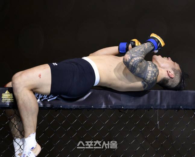유상훈이 김재영을 물리친 후 케이지에 올라 포효하고 있다. 이주상기자 rainbow@sportsseoul.com