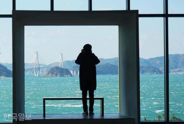 오션블루가덕휴게소 홍보전시관의 포토존. 넓은 유리창으로 거가대교가 보인다.