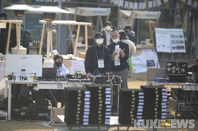 청년들과 함께 공연을 준비하고 있는 장재영 대표. 힙컬 제공