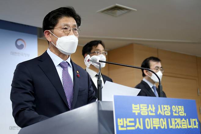 노형욱 국토교통부 장관이 27일 정부서울청사 브리핑실에서 2022년도 국토교통부 업무계획을 브리핑하고 있다. [연합뉴스]