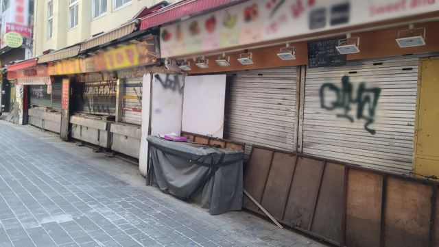사회적 거리 두기가 강화된 지난 18일 서울 중구의 명동 거리가 한산한 모습을 보이고 있다. /강동헌 기자