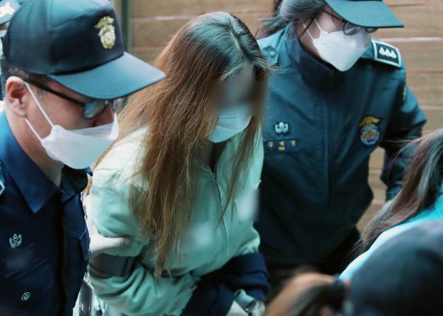 숨진 구미 3세 여아의 생모로 알려진 석 모 씨가 22일 대구지방법원 김천지원에서 법정으로 향하고 있다. /연합뉴스