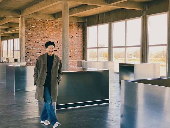 방탄소년단(BTS) 멤버 알엠(RM)이 지난 8일 인스타그램에 업로드한 사진. 미국 텍사스의 미술관을 찾아 고(故) 윤형근 화백의 작품을 감상했다. /RM 인스타그램