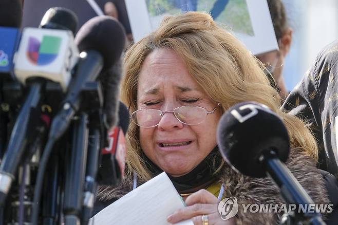 28일(현지시간) 기자회견 중 눈물을 흘리는 페랄타 어머니. (AP=연합뉴스) 숨진 피해자 발렌티나 오레야나-페랄타의 어머니가 28일(현지시간) LAPD 본부 밖에서 기자회견을 진행하고 있다. 2021.12.28. photo@yna.co.kr