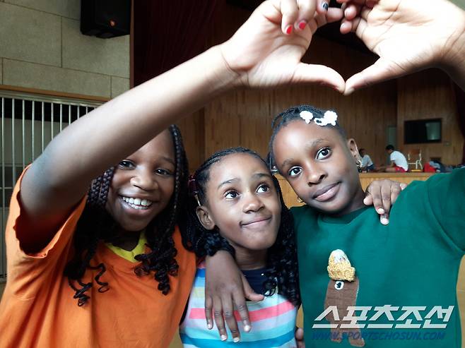 다문화가정 농구단 선수들이 훈련 중 기념촬영을 하고 있다. 사진제공=한국농구발전연구소