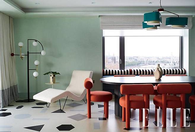 아티스트 르랜스(Lrnce)의 코스튬 작품이 걸린 다이닝 공간. 식탁은 오울 디자인 제품이며 다이닝 체어는 눔(Noom)의 카테리나 소코로바(Kateryna Sokolova)가 만든 ‘그로피우스 CSI(Gropius CSI)’이다. 두 개의 바 스툴은 셀라 컨셉트(Sella Concept)에서 제작한 ‘레이디스 폰드(Ladies Pond)’.