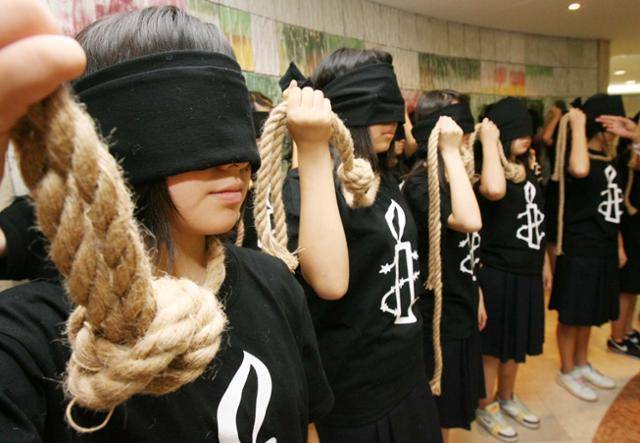 2007년 10월 10일 서울 프레스센터 국제회의장에서 열린 사형폐지국가 선포식에 참석한 국제앰네스티 유스 동아리 학생들이 사형폐지관련 퍼포먼스를 진행하고 있다. 배우한 기자