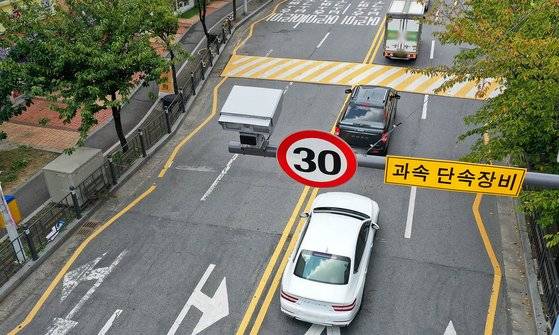 현행 단속카메라는 뒷번호판 촬영이 불가능하다. [중앙일보]