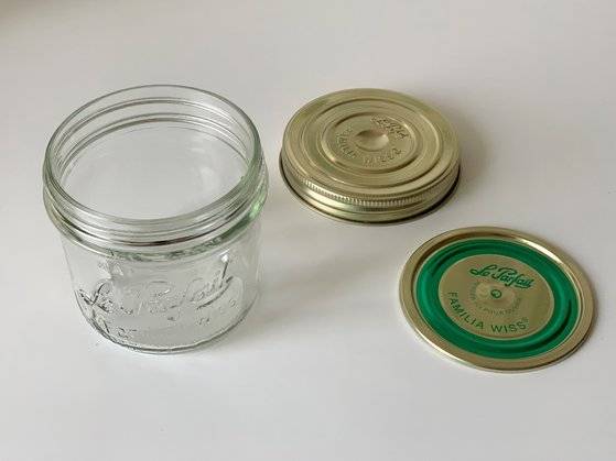 용기 뚜껑은 이중으로 만들어져있다. 안쪽 테두리의 주황색 부분은 고무 소재로 되어있어 밀폐력이 좋다. [사진 권민경]