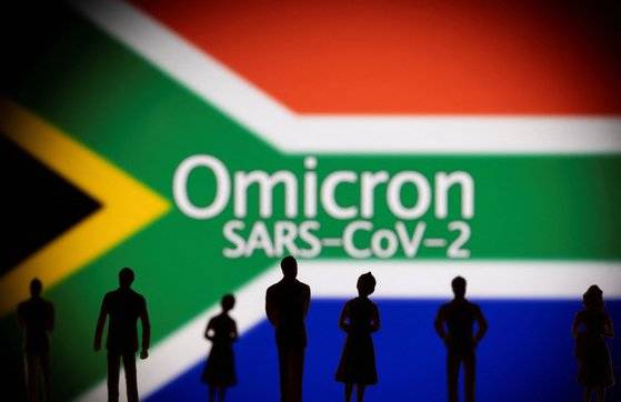 남아공 국기에 "Omicron SARS-CoV-2"라는 단어가 적혀있다. 오미크론 변이는 지난달 남아공에서 처음으로 발견됐다. [로이터=연합뉴스]