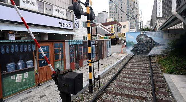 벽화와 소품 등으로 옛 청주역을 재현해 놓은 공간. ‘노잼 도시’로 일컬어지는 청주에는 이런 소소한 볼거리들이 많다.